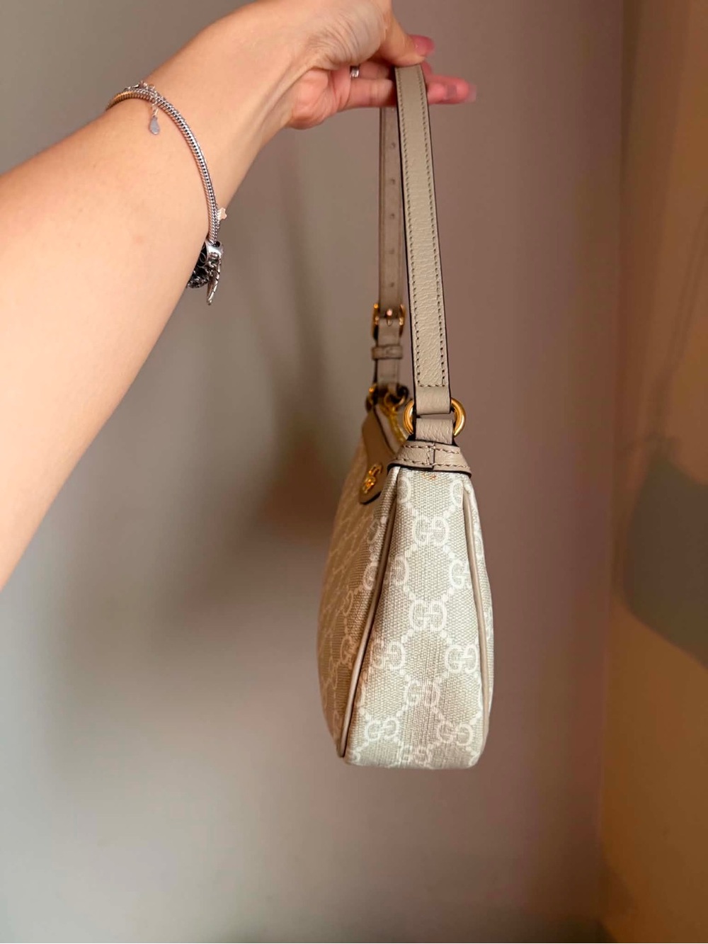 Gucci Beige GG Supreme Shoulder Bag with Gold Hardware - Picture 3 of 16